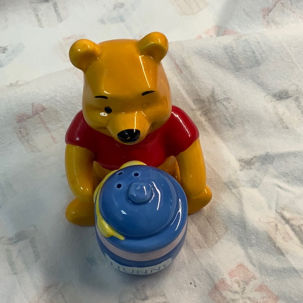 Disney Winnie the Pooh Honey Pot Salt & Pepper shakers